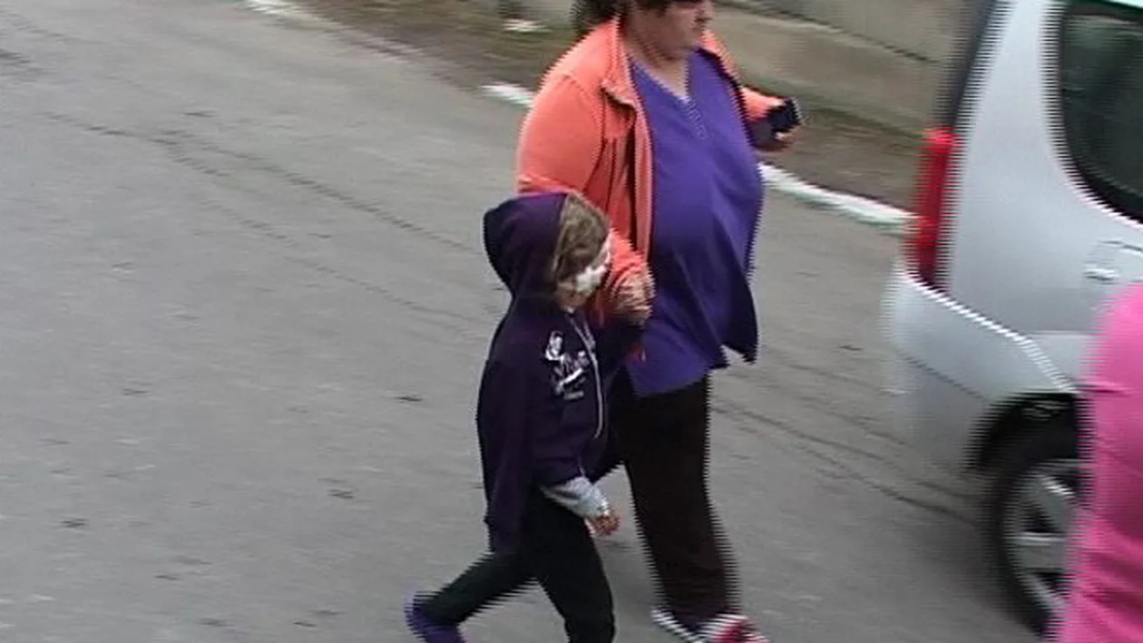 O fetiţă de şapte ani e în stare gravă după ce-a fost atacată de-un maidanez. Totul s-a întâmplat în faţa blocului în care locuia 