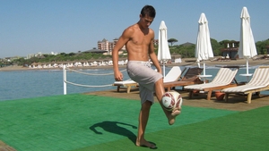In numele tatalui, al fiului si al lui... nea Puiu! Ce meserie si-a ales baiatul selectionerului! Nu e legat de fotbal!
