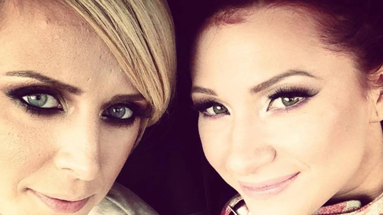 Jumatatea blonda a trupei RedBlonde s-a pozat fara machiaj! Are pungi sub ochi si cearcane din cauza oboselii! Cum arata vedeta