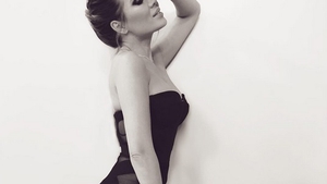 Gina Pistol, fotografiată udă, în cadă! Prietenii au ignorat ipostaza sexy şi au trecut la critici: ”Ai vergeturi pe coapsă”