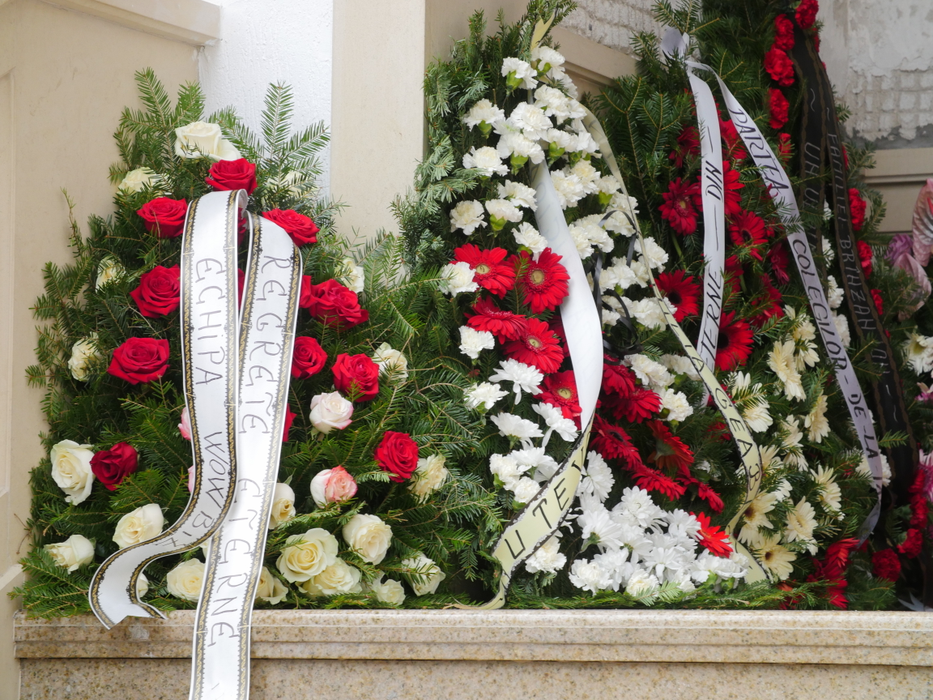 Biserica, dar şi curtea bisericii au fost umplute de sute de coroane şi flori, aduse de cei care au iubit-o pe Ileana Ciuculete, însă la cimitir a mai ajuns doar o mică parte din acestea.