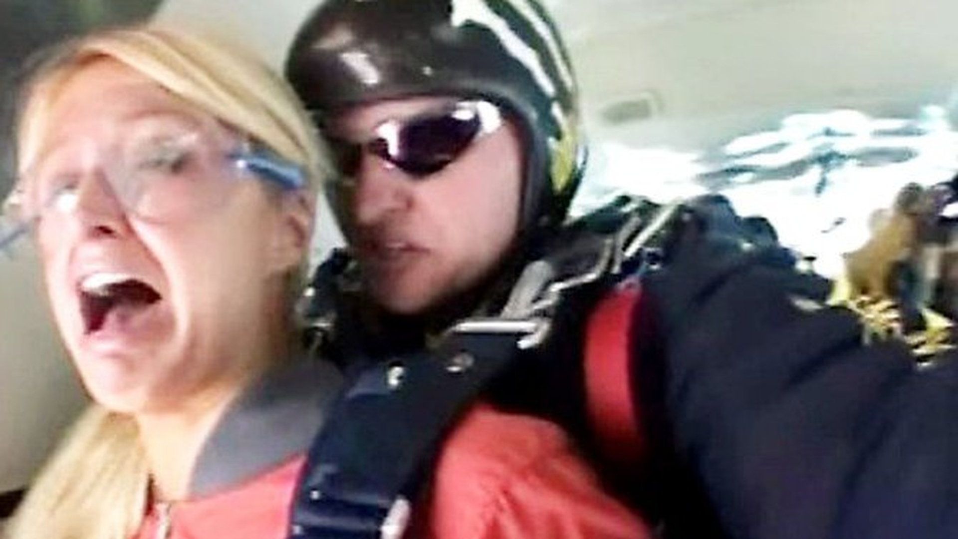 Paris Hilton s-a dat cu parasuta! De nerecunoscut!