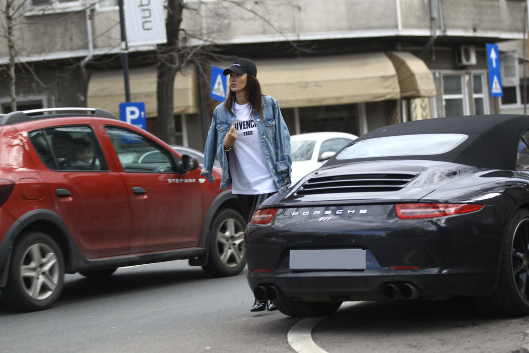 Dora este o tânără super sexy. Recent, s-a cuplat cu un milionar însurat, care o răsfață cu cadouri scumpe