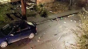 A aruncat tot ce a găsit în casă pe geam şi a distrus maşinile din faţa blocului