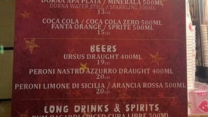Cât costă o bere la draft, la Târgul de Crăciun din Piața Constituției. Bucureștenii au crezut că este o eroare
