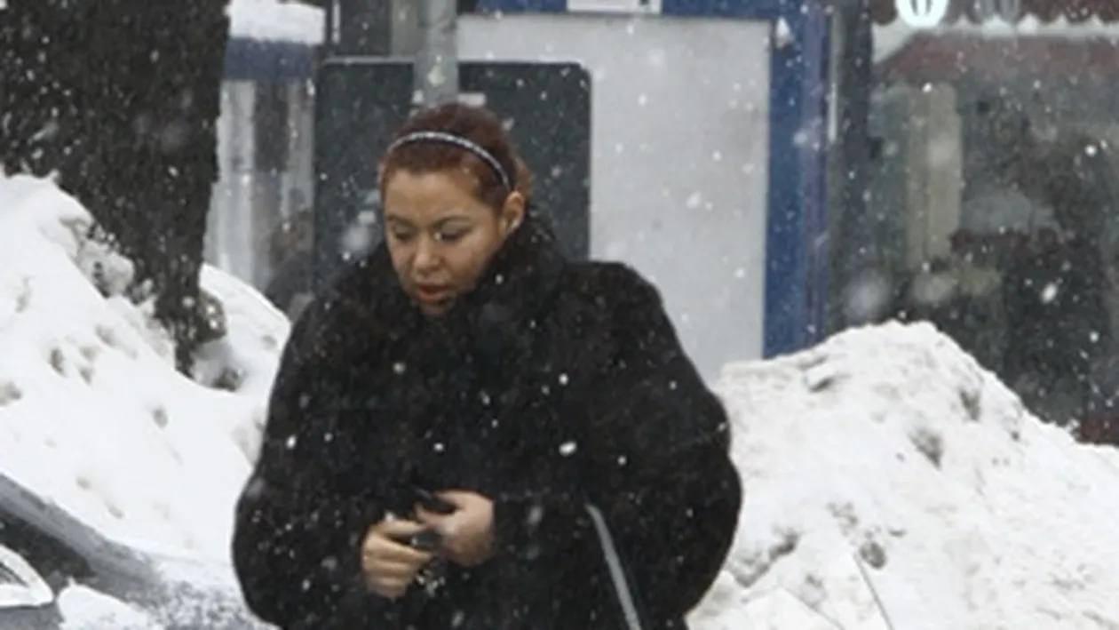 Oana Roman a incurcat circulatia. Si-a lasat SUV-ul pe mijlocul strazii!