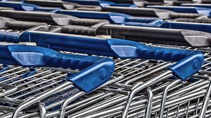 Ce au pățit o femeie și copilul ei de 2 ani într-un supermarket din Medgidia. Martorii au crezut că nu văd bine