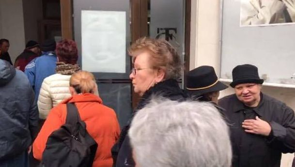 Fiica adoptivă a Stelei Popescu şi-a făcut loc printre sutele de oameni
