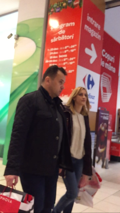 Soţii Pop s-au ţinut, romantic, de mână, în ciuda faptului că duceau plasele de cumpărături