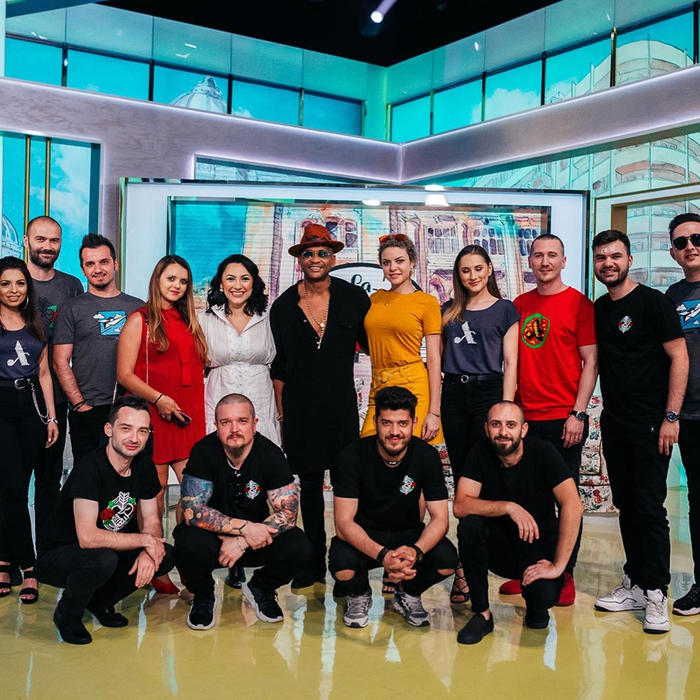 Andra Măruță, într-o rochiță prea scurtă în direct la Pro TV! Când s-a așezat pe canapea, telespectatorii au văzut tot