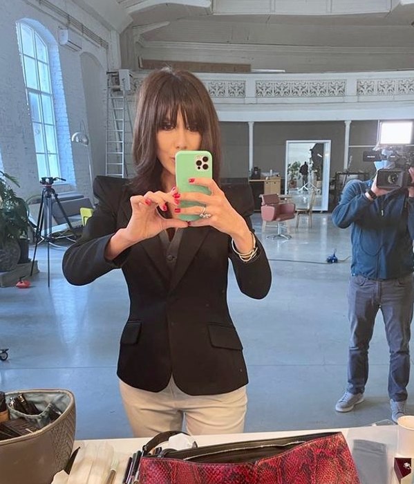 Denise Rifai, selfie în oglindă, îmbrăcată în negru