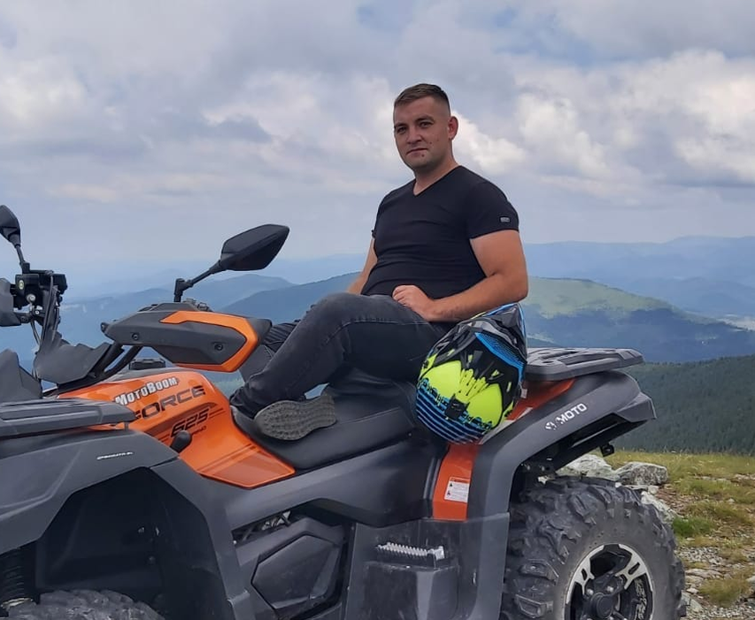 Ionuț Trif a murit strivit de tractorul pe care îl conducea/ sursă foto: social media