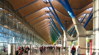 Un roman a murit intr-un aeroport din Madrid, in timp ce astepta sa se imbarce