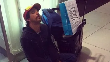 Pozele care ii fac de RUSINE! Au iesit la cumparaturi de Craciun cu iubitele lor! In timp ce ele isi cautau haine SEXY, ei...