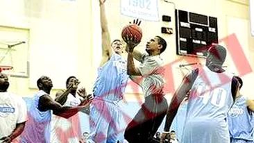 Obama isi face teren de baschet la Casa Alba