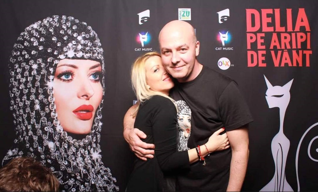 Nuntă mare în showbiz-ul românesc! Celebra cântăreața a fost cerută de soție: „Am spus da. Am și plâns, chiar nu mă așteptam!”