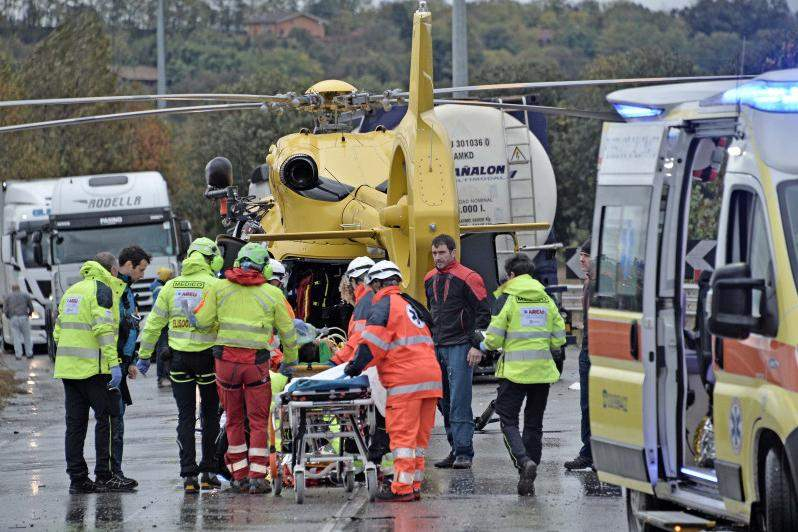 Două românce, în stare critică după un accident cumplit produs în Italia! Mașina în care se aflau s-a izbit de un TIR