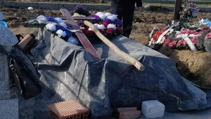 Uluitor! Un mort din Bârlad a fost abandonat în cimitir, acoperit cu o prelată