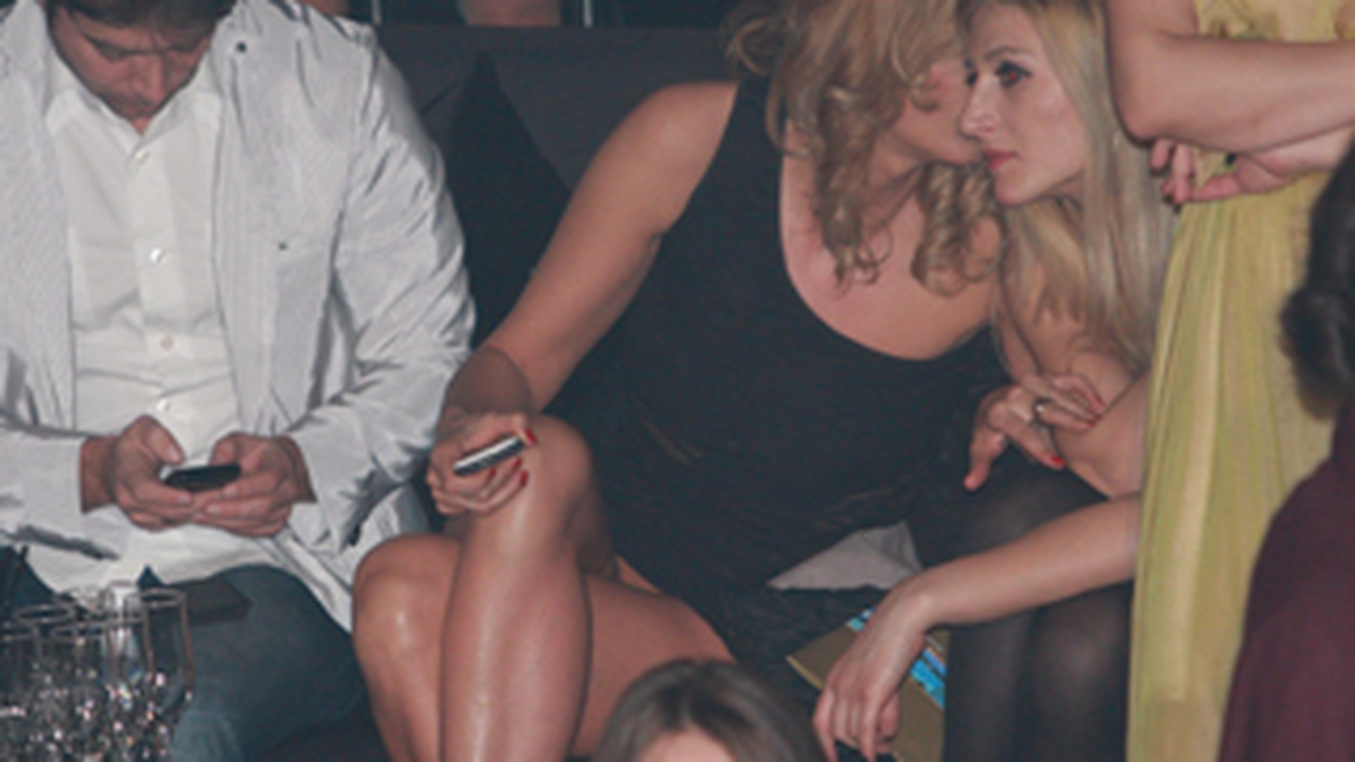 Julia Jianu, pozitii incitante in club. Are sau nu chiloti pe ea?