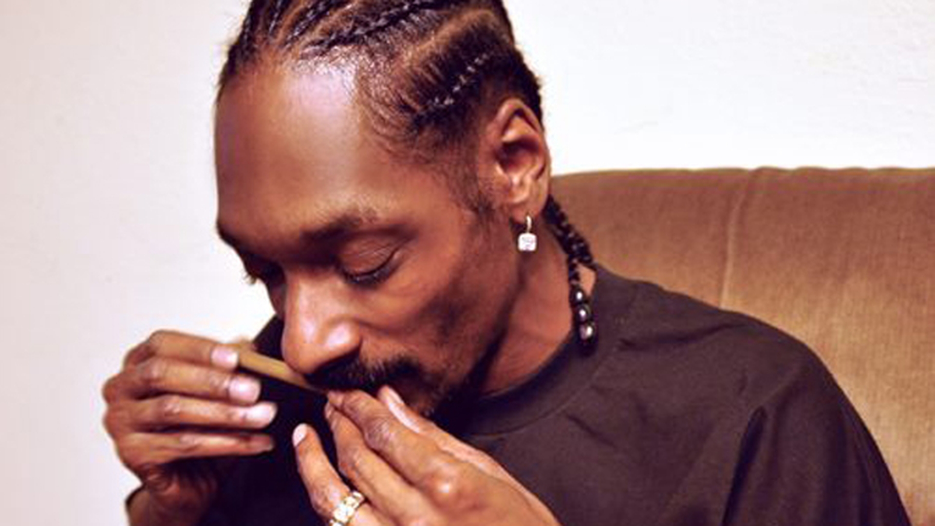 Nici bine nu s-a trezit ca Snoop Dogg isi ruleaza jointul! Vezi ce "monstru" serveste la micul dejun!