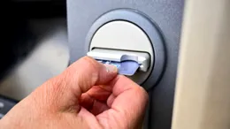 O bancă dispare din România. Ce se întâmplă cu clienții și până când pot fi folosite cardurile