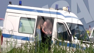N-au mai rezistat caldurii de afara! Au parcat ambulanta puscariei pe plaja si s-au dezbracat!