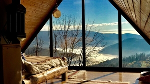 Orașul din România în care o cabană la munte se vinde cu doar 5.750€ acum, în iunie 2026