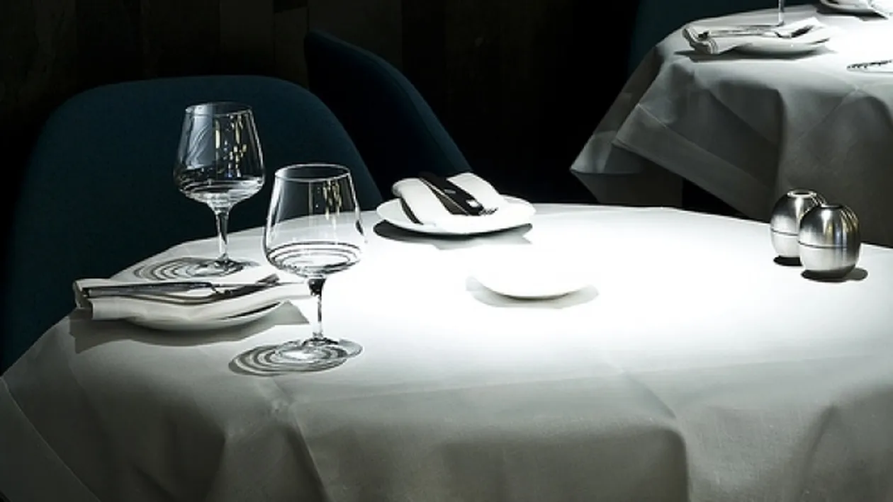 Un BĂRBAT s-a ÎMBOGĂŢIT după ce şi-a scos IUBITA la RESTAURANT. Ce a găsit în FARFURIE FOTO