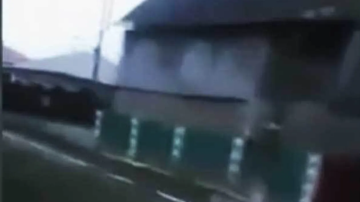 Culmea marcajelor rutiere la români! Au marcat trotuarul pe 10 kilometri, nu şi strada!