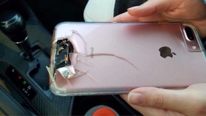 Femeia şi-a scos telefonul după ce a fost blocată în masacrul din Las Vegas. A rămas şocată când a văzut că iPhone-ul încasase un glonte în locul ei