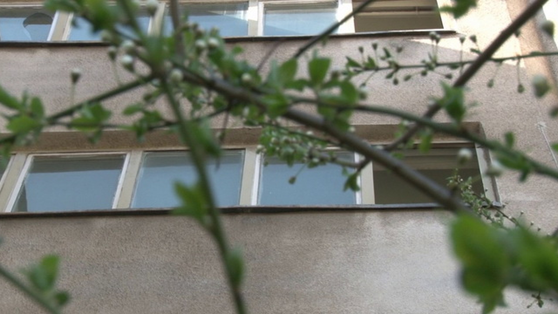 A supravietuit in mod miraculos! Un copil de patru ani a scapat cu viata dupa ce a cazut de la etajul 4 al unui bloc!