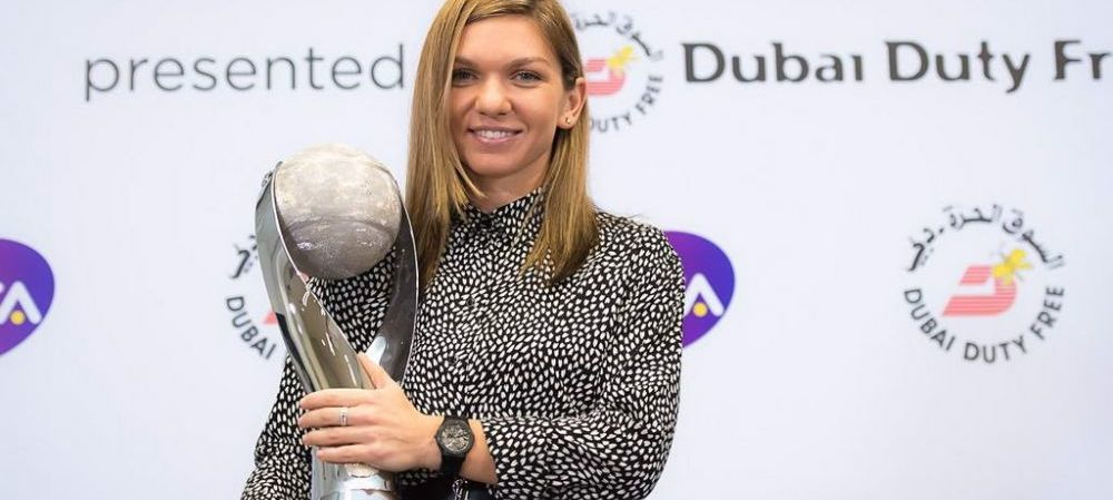 Simona Halep şi trofeul WTA