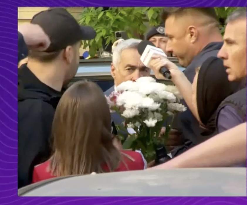 Cum a apărut Călin Georgescu azi în fața Poliției? Gestul față de o bătrână i-a sensibilizat pe toți