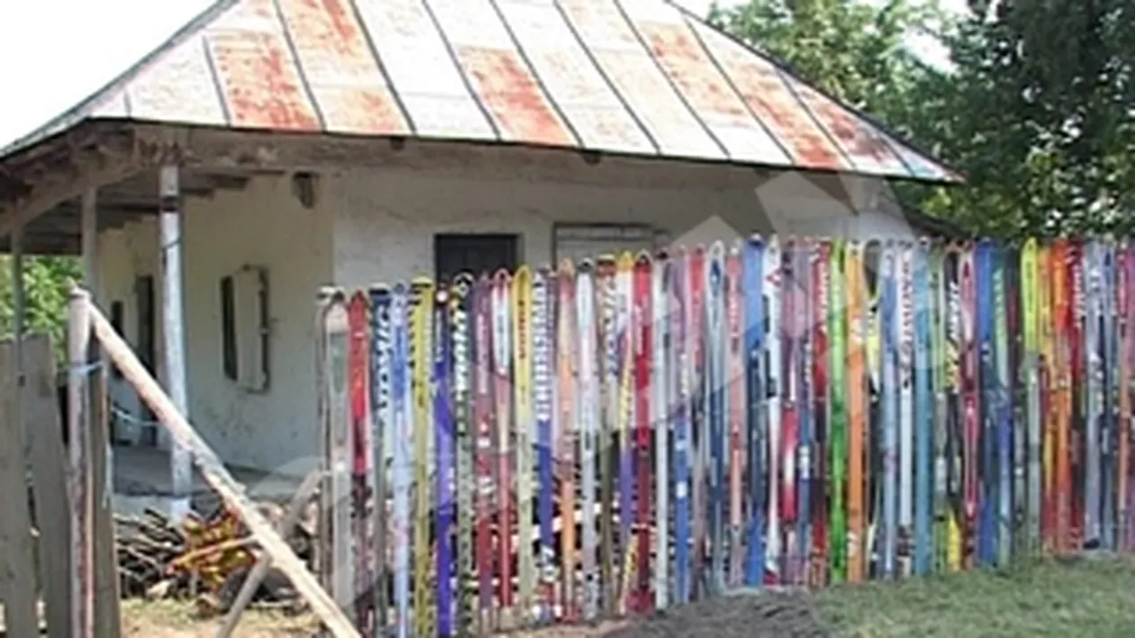 Si-a facut gard din doua tiruri pline cu schiuri uzate