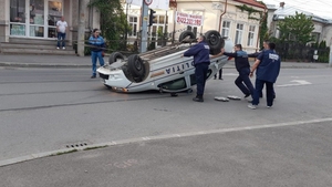 Un polițist din Ploiești, cascador după ce s-a urcat beat la volan. Cât de mare era alcoolemia lui