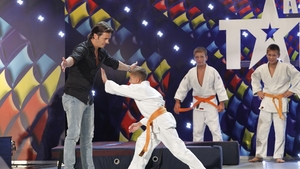 Mihai Petre, pus la pământ de un judokan, pe scena de la "Românii au talent!" Vezi ce a păţit juratul!