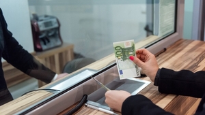 O femeie din Buzău a rămas fără toți banii strânși în străinatate. Cum i-au dispărut 35000 de euro din cont