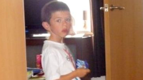 Obsesia lui te va lăsa mască! Un băieţel de nouă ani e innebunit după un obiect de curăţenie care există in orice casă