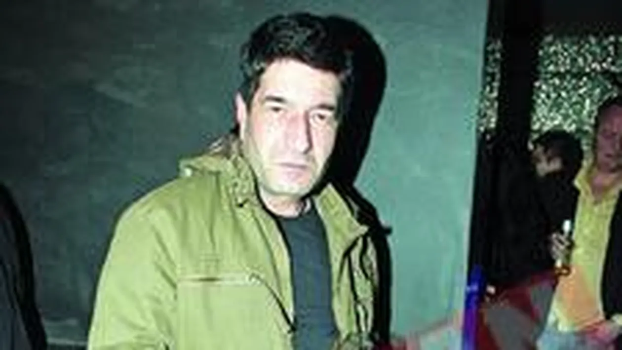 S-a pus in genunchi ca sa o ia acasa