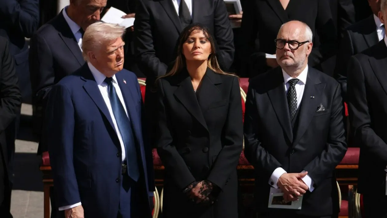 Donald Trump, salvat de la o gafă rușinoasă de Melania Trump. Ce i-a șoptit la ureche el a EXECUTAT imediat!