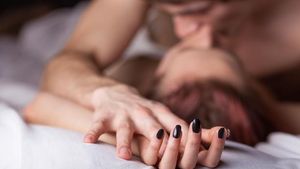 TOP 5 - Vedete din România prinse de paparazzi făcând amor în public!