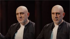 Poveste genială cu celebrul Răzvan Exarhu. “Parcă îl ceream de soție. Am alergat după el în cârje”. Propunerea din ușa liftului