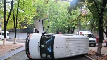 Microbuz răsturnat în Vrancea. Cinci persoane au fost rănite