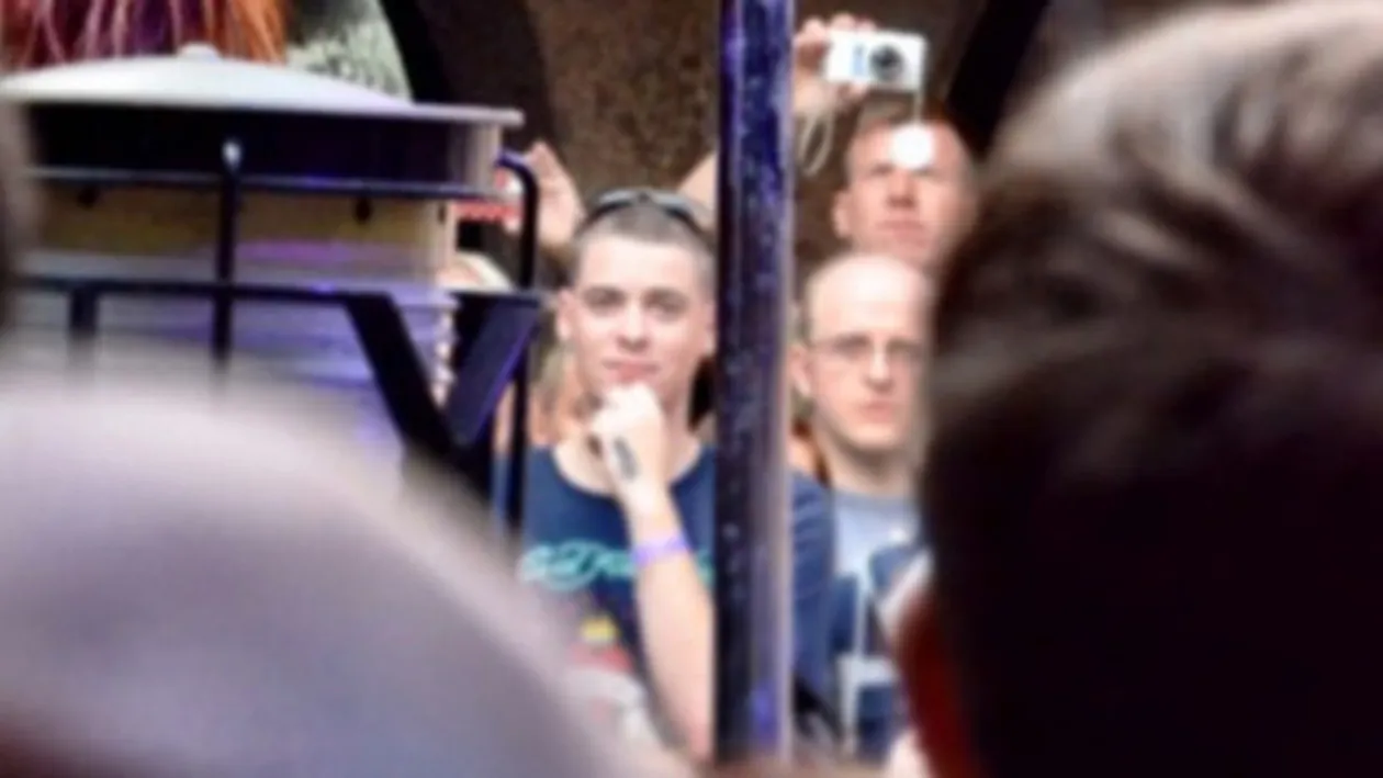 Nici nu-ti trece prin cap la ce se uita insistent acesti barbati! S-a intamplat in urma cu cateva ore