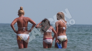 Patru masculi au poftit la posteriorul sotiei lui Cabral!