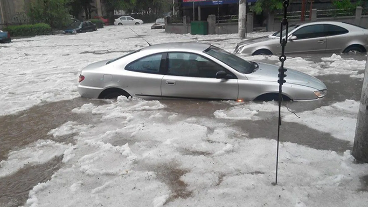 Avertizare METEO! Ploi, vant puternic si descarcari electrice, în toata tara, pana luni seara