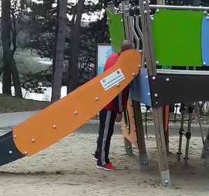 Rudel Obreja şi-a scos băieţelul la joacă în parc