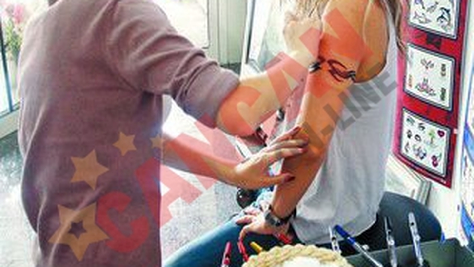 S-a tatuat pe brat
