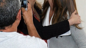 Cindy Crawford si Elizabeth Berkley s-au sarutat cu patima in fata fotografilor!