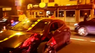 Un bărbat a murit după ce a fost lovit de o mașină în timp ce traversa pe culoarea roșie a semaforului